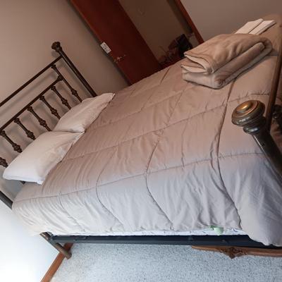 QUEEN SIZE COMFORTER, SOFT QUEEN BLANKET, 2 PILLOW AND 2 PILLOWCASES