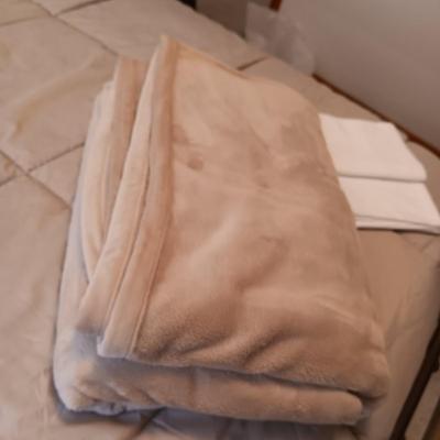 QUEEN SIZE COMFORTER, SOFT QUEEN BLANKET, 2 PILLOW AND 2 PILLOWCASES
