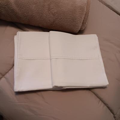 QUEEN SIZE COMFORTER, SOFT QUEEN BLANKET, 2 PILLOW AND 2 PILLOWCASES