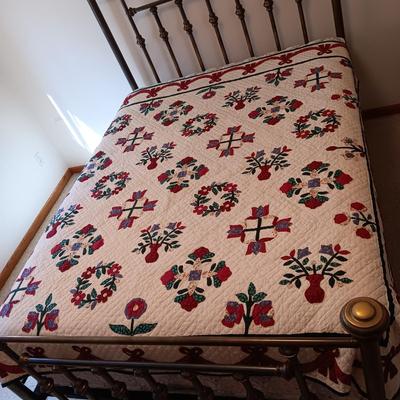 FULL/QUEEN QUILTED BEDSPREAD