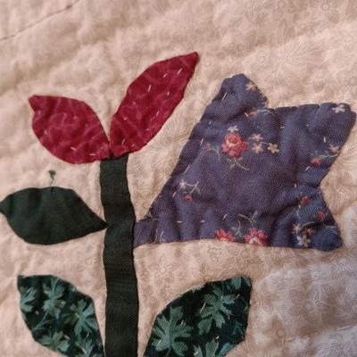 FULL/QUEEN QUILTED BEDSPREAD