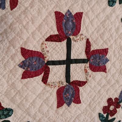 FULL/QUEEN QUILTED BEDSPREAD