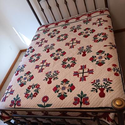 FULL/QUEEN QUILTED BEDSPREAD