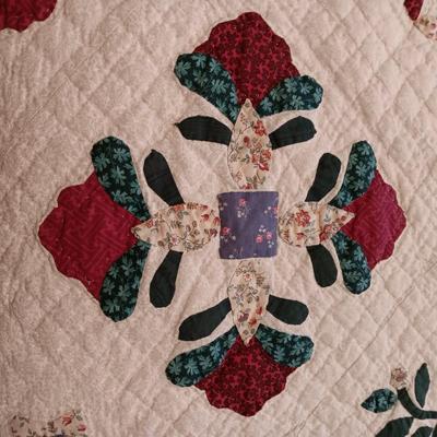 FULL/QUEEN QUILTED BEDSPREAD
