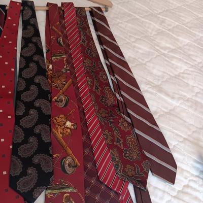 VARIOUS NECKTIES AND 2 LEATHER BELTS SIZE 36