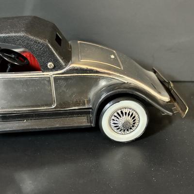 LOT 92: New/Old Stock Monogram 1932 Cadilla Model Kit & Rolls Royce Transistor Radio