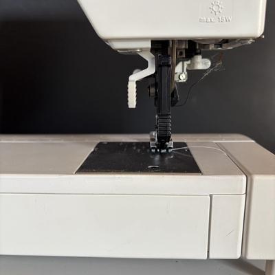 LOT 108: PFAFF Sewing Machine Select 1540