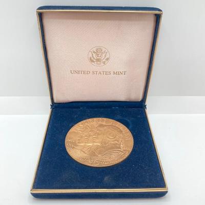 LOT 118: Collection of Vintage Bronze Medals / Tokens - United States Mint Tuskegee Airmen, General Colin Powell, Women Airforce Service...