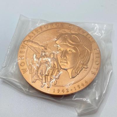 LOT 118: Collection of Vintage Bronze Medals / Tokens - United States Mint Tuskegee Airmen, General Colin Powell, Women Airforce Service...
