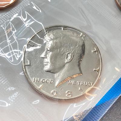 LOT 132: Four U.S. Mint Uncirculated Coin Sets in Original Envelopes - (2) 1980 and (2) 1981