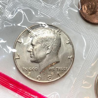 LOT 132: Four U.S. Mint Uncirculated Coin Sets in Original Envelopes - (2) 1980 and (2) 1981