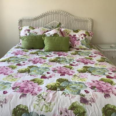 UBL764 Queen-Sized Floral Bed Comforter with Matching Pillows and Shams