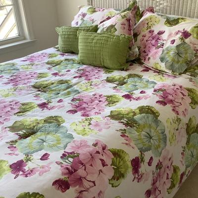 UBL764 Queen-Sized Floral Bed Comforter with Matching Pillows and Shams