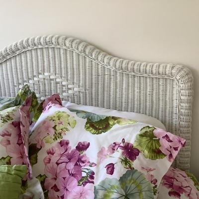 UBL764 Queen-Sized Floral Bed Comforter with Matching Pillows and Shams