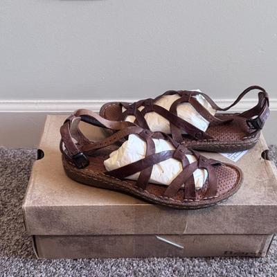 Jeffrey Campbell, Merrell, Johnny Was, and More Women’s Sandals - Size 7 (GB1-DZ)