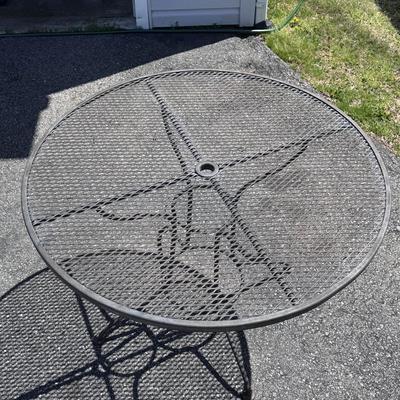 Wrought Iron Round Patio Table (G-DZ)