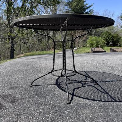 Wrought Iron Round Patio Table (G-DZ)