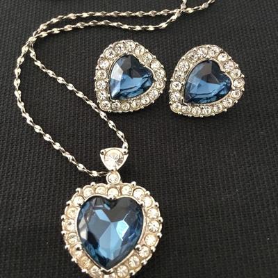 Rare 1998 Celine Dion Avon Beautiful, Heart of the ocean necklace and stud earrings set