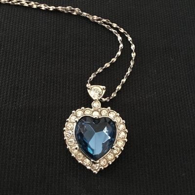 Rare 1998 Celine Dion Avon Beautiful, Heart of the ocean necklace and stud earrings set