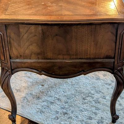 LOT 5M: Pair of Mid-20th Century French Provincial Louis XV Style Delwood Furniture Company (Hammary Division) Nightstands