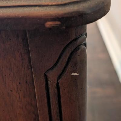 LOT 5M: Pair of Mid-20th Century French Provincial Louis XV Style Delwood Furniture Company (Hammary Division) Nightstands