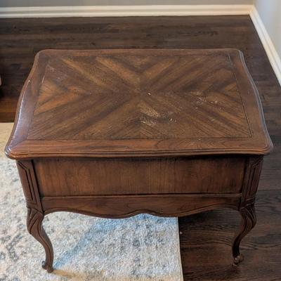 LOT 5M: Pair of Mid-20th Century French Provincial Louis XV Style Delwood Furniture Company (Hammary Division) Nightstands