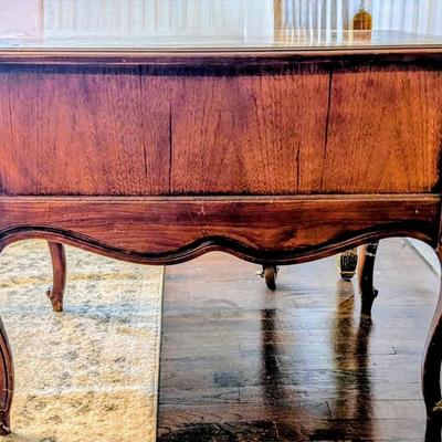 LOT 5M: Pair of Mid-20th Century French Provincial Louis XV Style Delwood Furniture Company (Hammary Division) Nightstands