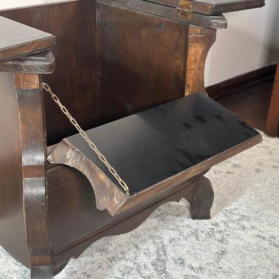 LOT 25X: Vintage Wooden Curved Leg Flip Top Mini Bar