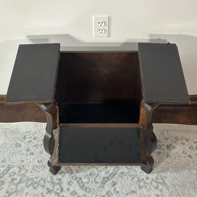 LOT 25X: Vintage Wooden Curved Leg Flip Top Mini Bar