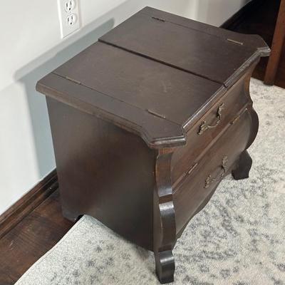 LOT 25X: Vintage Wooden Curved Leg Flip Top Mini Bar