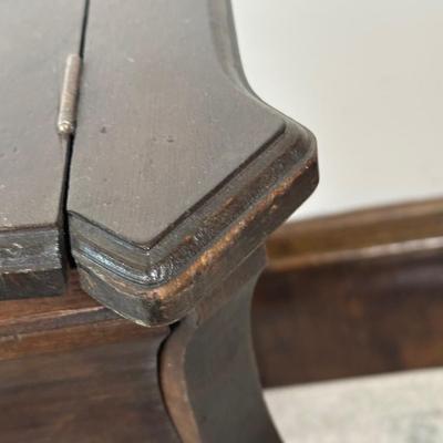 LOT 25X: Vintage Wooden Curved Leg Flip Top Mini Bar