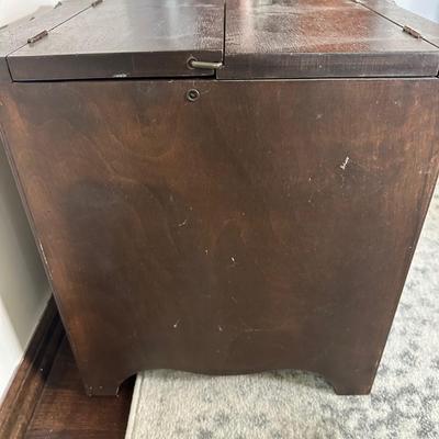 LOT 25X: Vintage Wooden Curved Leg Flip Top Mini Bar