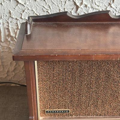 LOT 135F: Panasonic RE-7200 FM/AM 2 Band Radio Receiver