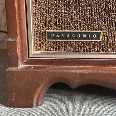 LOT 135F: Panasonic RE-7200 FM/AM 2 Band Radio Receiver