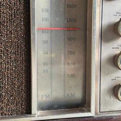LOT 135F: Panasonic RE-7200 FM/AM 2 Band Radio Receiver