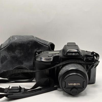 LOT 164F: Vintage Minolta Maxxum 3Xi Camera w/ Case