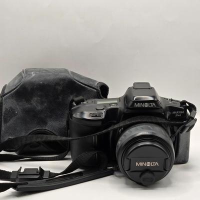 LOT 164F: Vintage Minolta Maxxum 3Xi Camera w/ Case