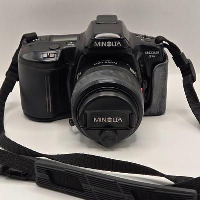 LOT 164F: Vintage Minolta Maxxum 3Xi Camera w/ Case