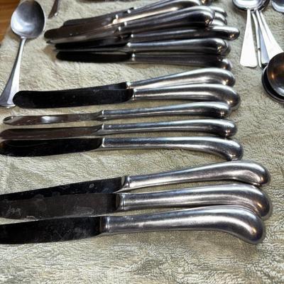 LOT 111K: Vintage MCM Stainless Steel Pistol Grip Knives w/ Extra Flatware