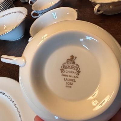 LOT 1062DR: Beautiful Vintage set (70 pieces) of Pickard Laurel Pattern porcelain china