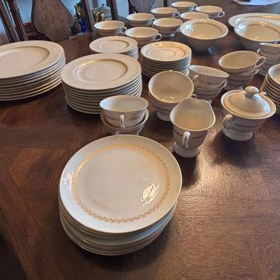LOT 1062DR: Beautiful Vintage set (70 pieces) of Pickard Laurel Pattern porcelain china