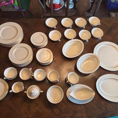 LOT 1062DR: Beautiful Vintage set (70 pieces) of Pickard Laurel Pattern porcelain china