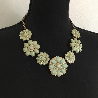 Super cute, Spring time gold, toned, , flower statement, necklace
