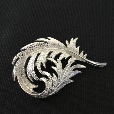 Beautiful, silver toned, vintage brooch