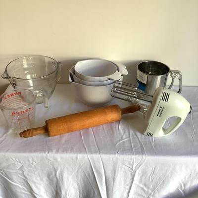 K8049 Lot of Kitchen Baking Essentials