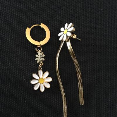 Cute daisy. Flower earrings