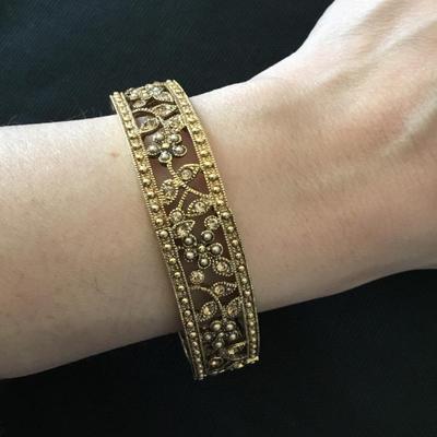 Super pretty vintage, gold, toned, rhinestone stretch bracelet