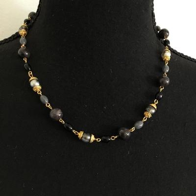 Worthington. Gold toned beaded necklace.
