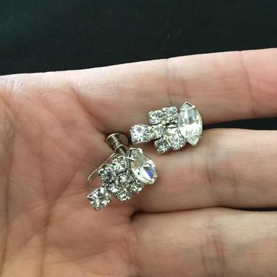 Beautiful vintage, rhinestone, silver toned screw back earrings