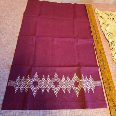 Lot of Vintage decorative Linens